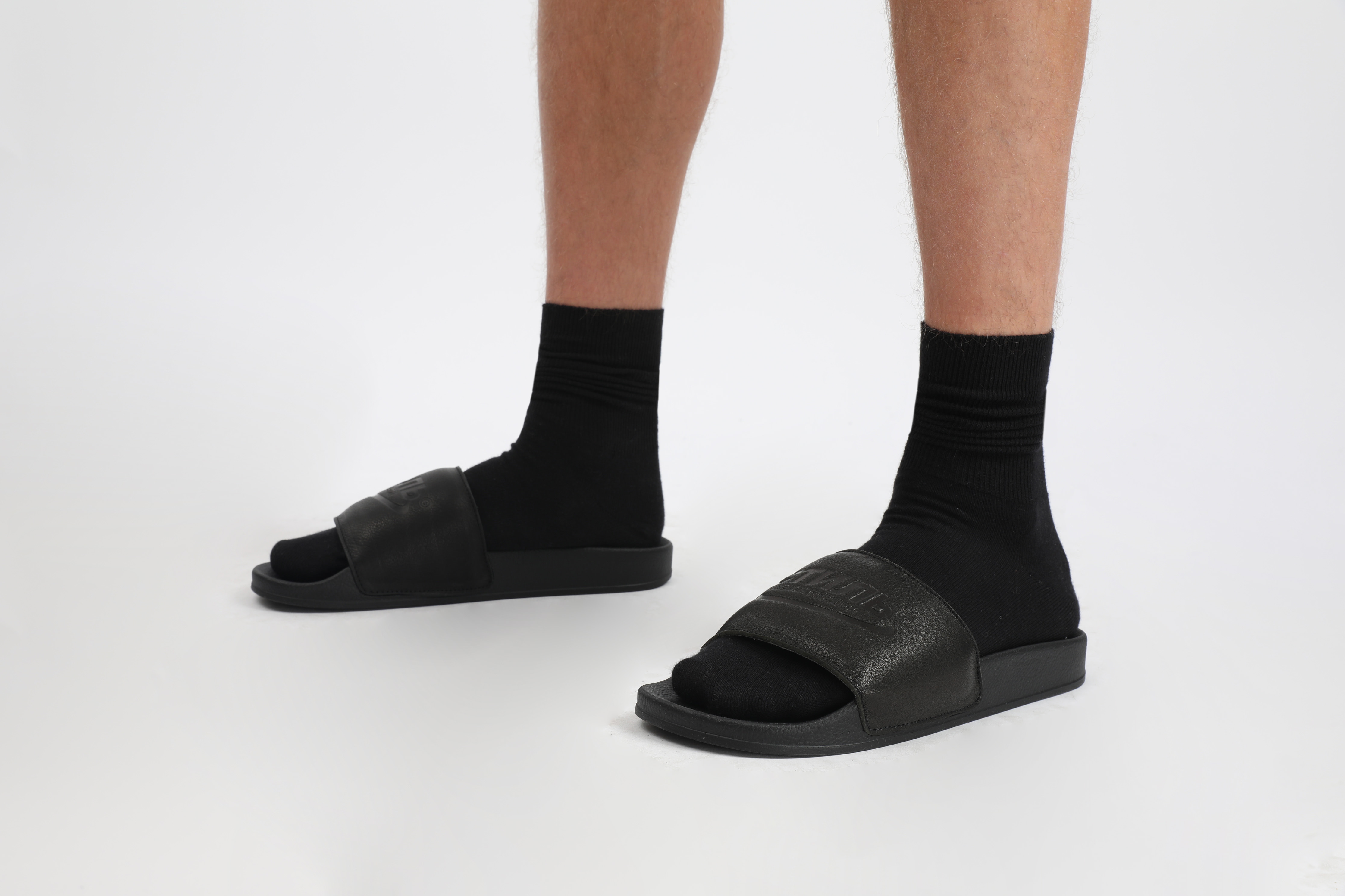 תמונת כל הלוק של כפכפי סליידס שחורים עם לוגו